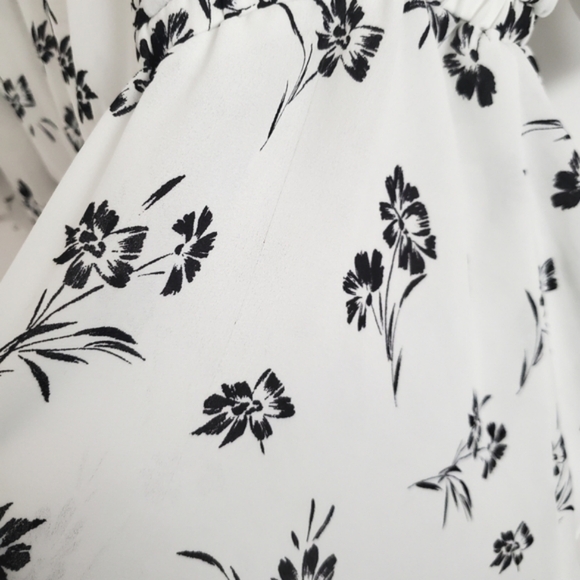 Torrid White & Black Floral Top Size 1 - Picture 5 of 5